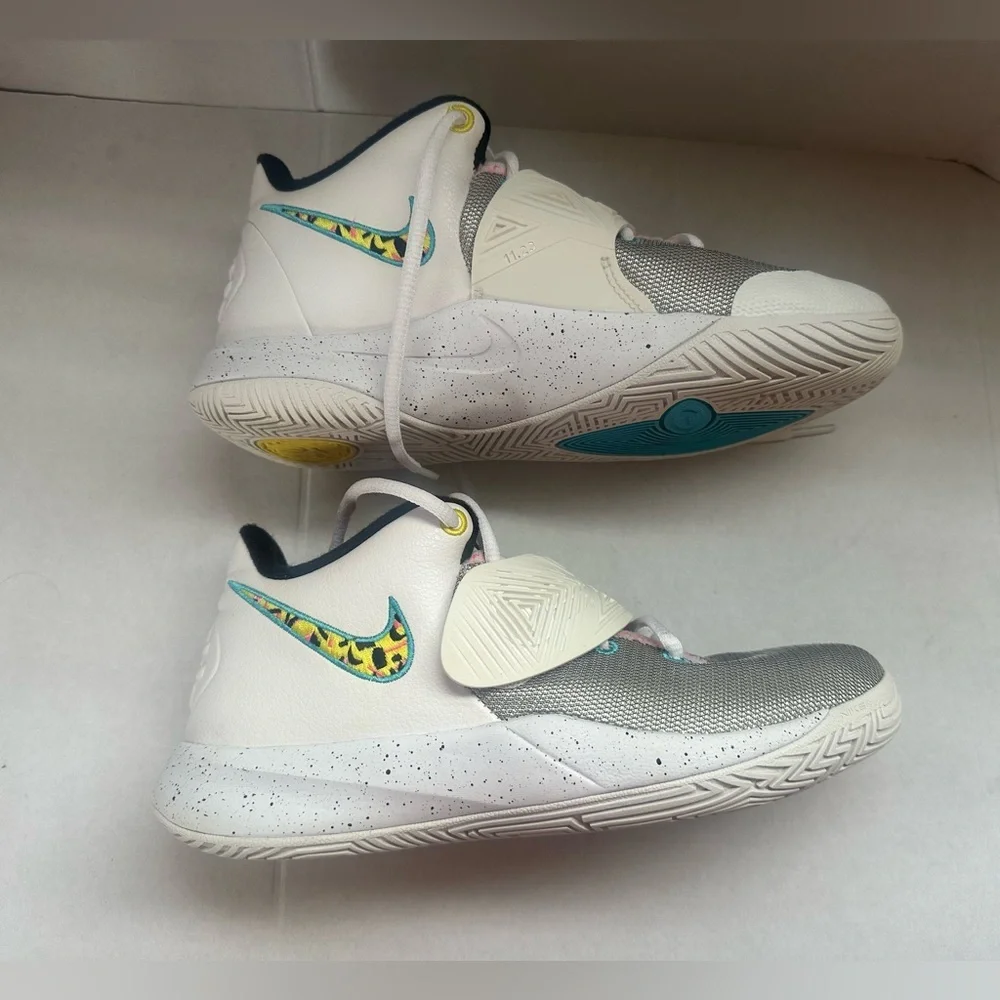 Girls or big girls Nike Kyrie Flytrap 3 South Beach Shoes Basketball Size 6Y